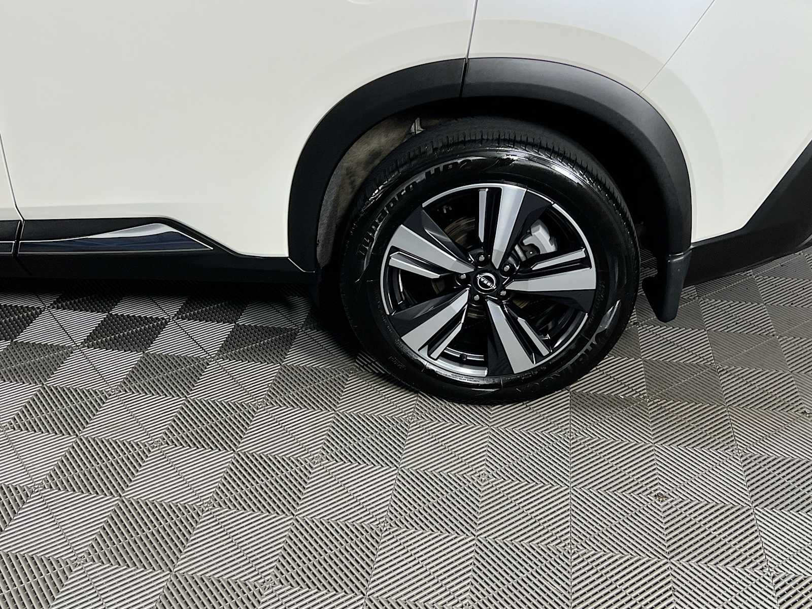 Used 2023 Pearl White Tricoat/Super Black Nissan SL image 32