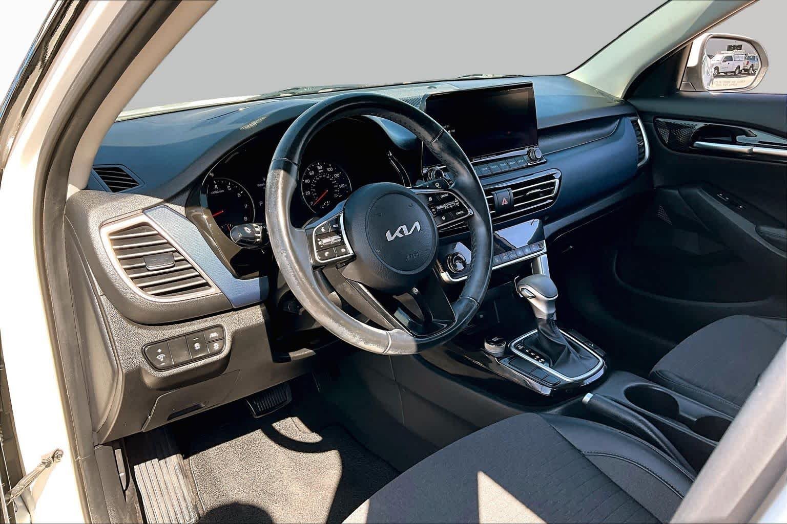 Used 2023 Snow White Pearl Kia S image 17