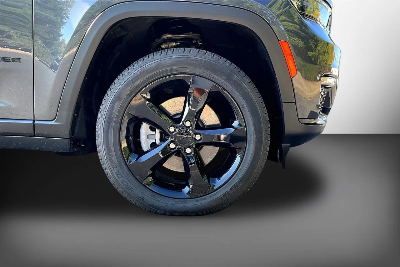 Used 2025 Gray Jeep Limited image 31
