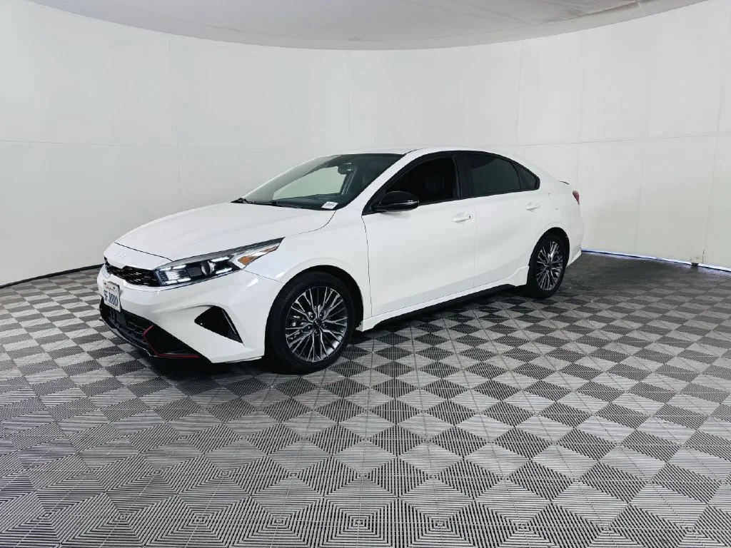 Used 2023 White Kia GT-Line image 4