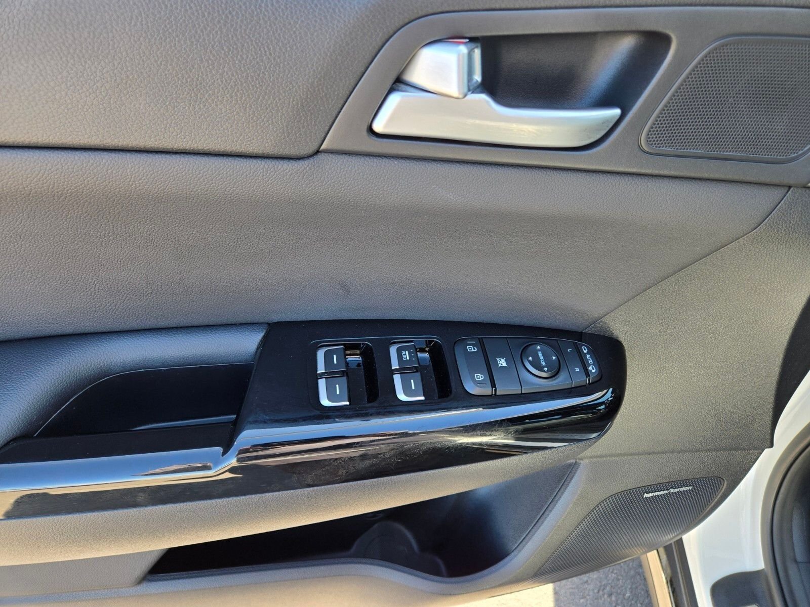 Used 2022 White Kia SX image 18
