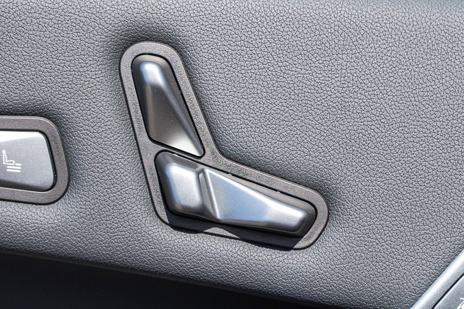 2026 BMW iX 60 - Photo 21