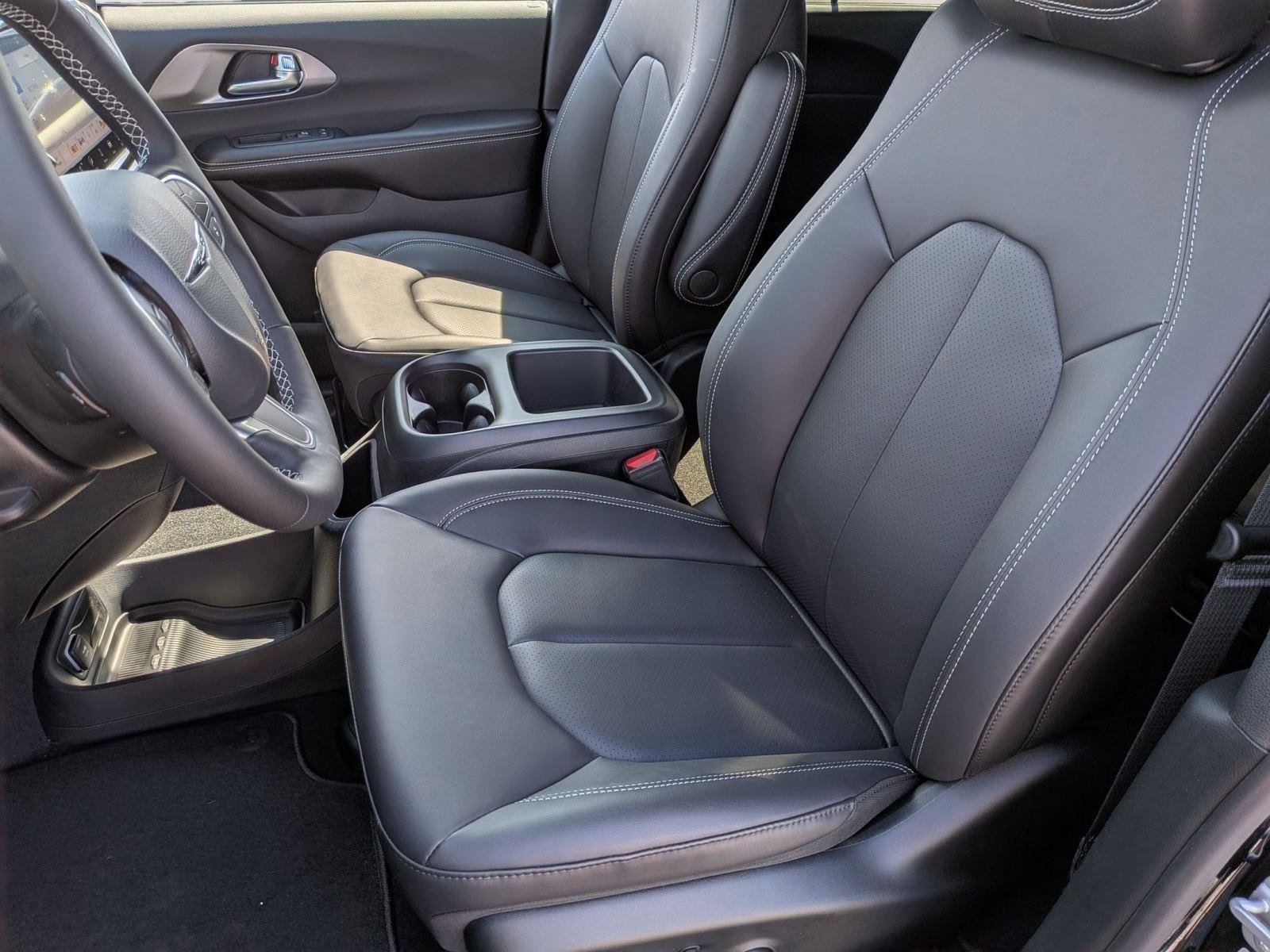 New 2026 Diamond Black Crystal Pearl-Coat Exterior Paint Chrysler Select image 27