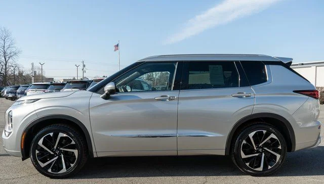 Used 2022 Gray Mitsubishi SEL image 9
