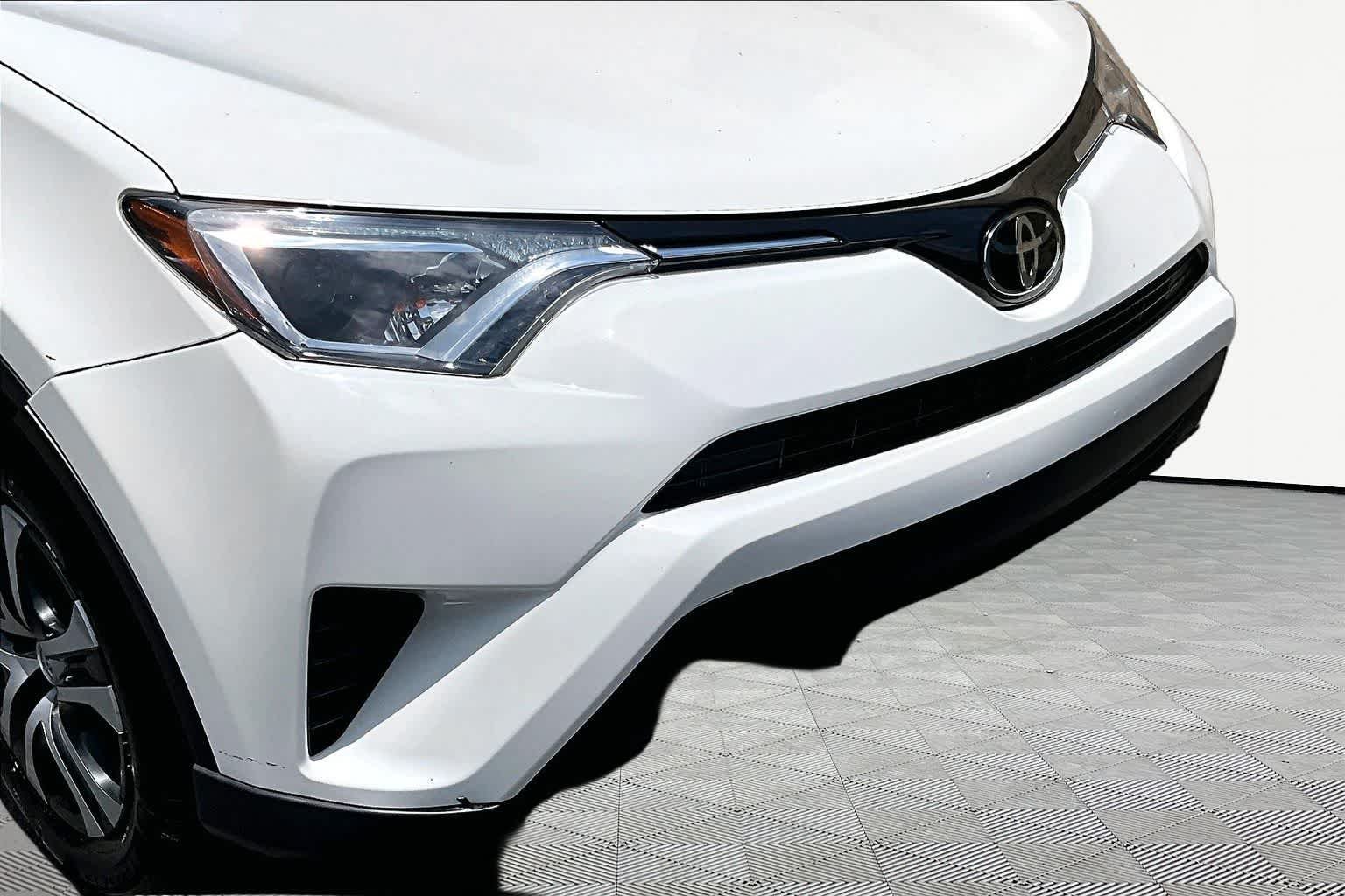 Used 2018 Super White Toyota LE image 30