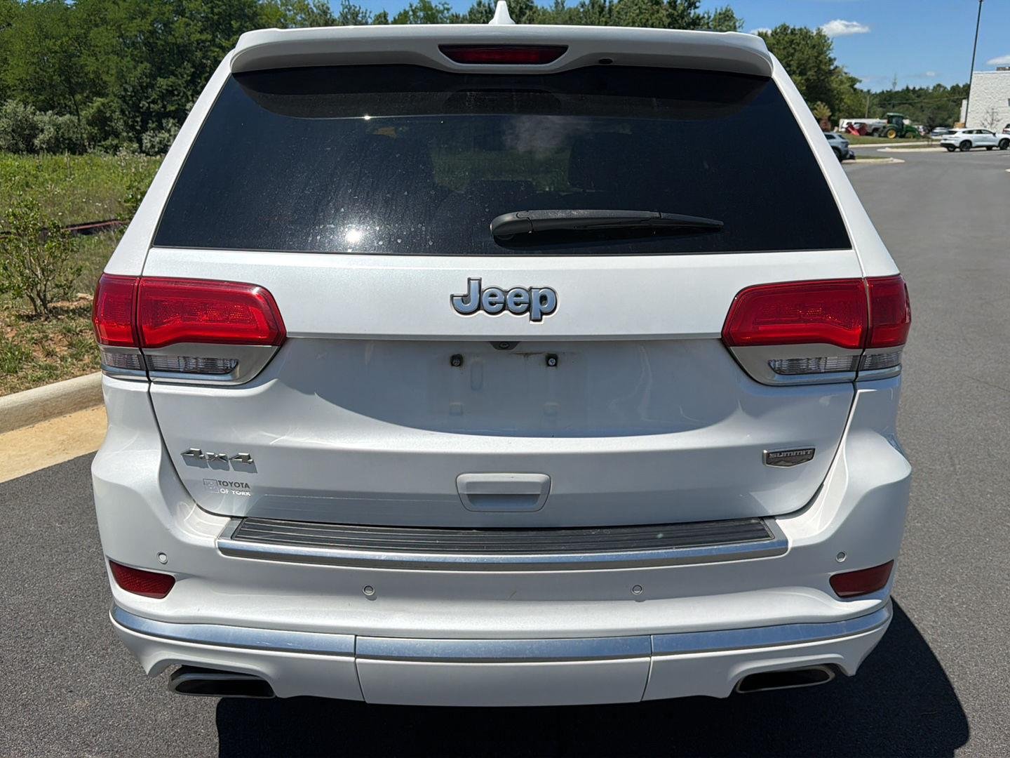 Used 2018 Ivory 3-Coat Jeep Summit image 2