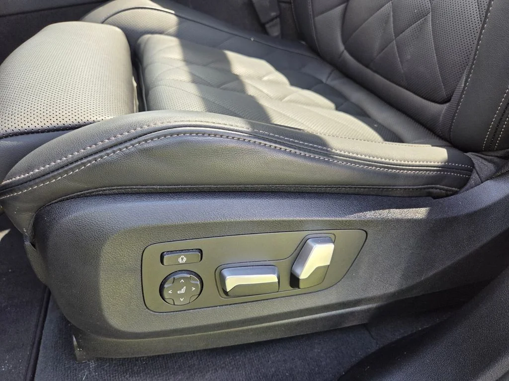 Used 2026 White BMW xDrive40i image 10
