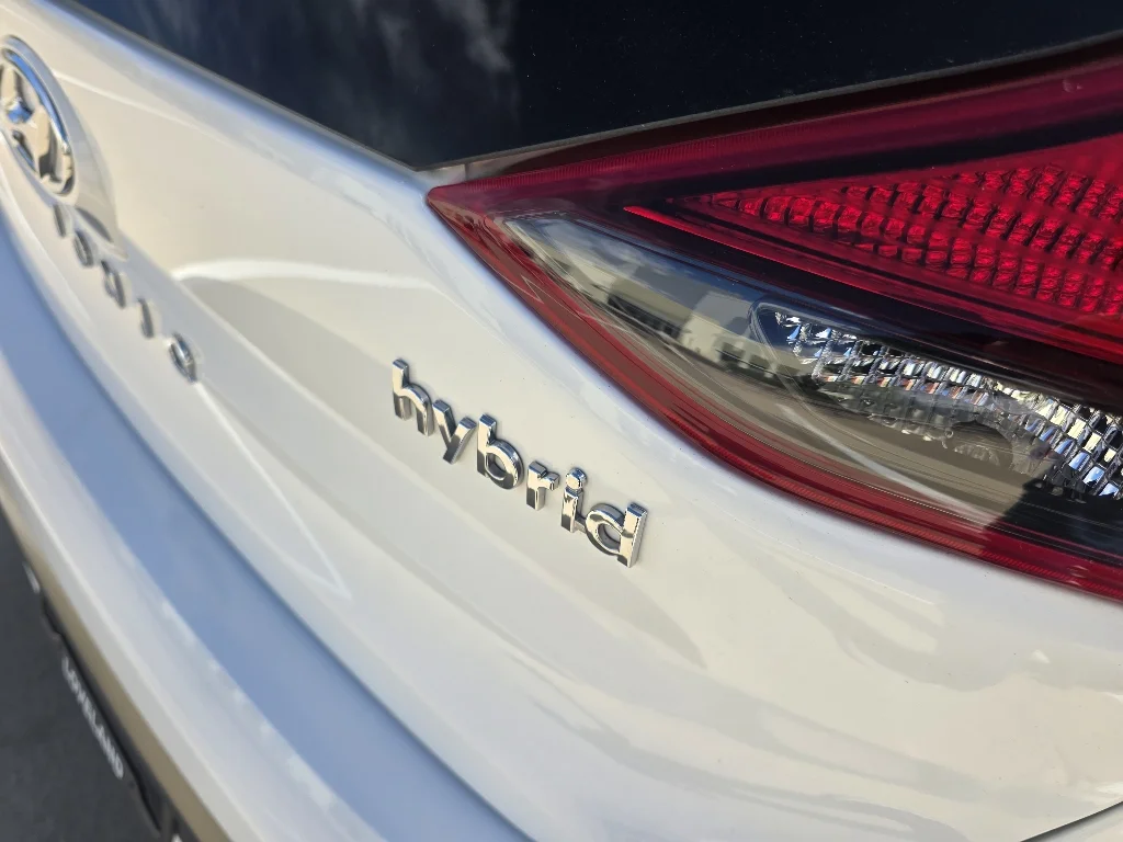 Used 2021 Ceramic White Hyundai SE image 10