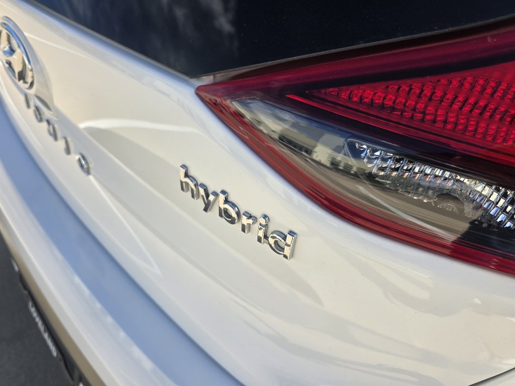 Used 2021 Ceramic White Hyundai SE image 10