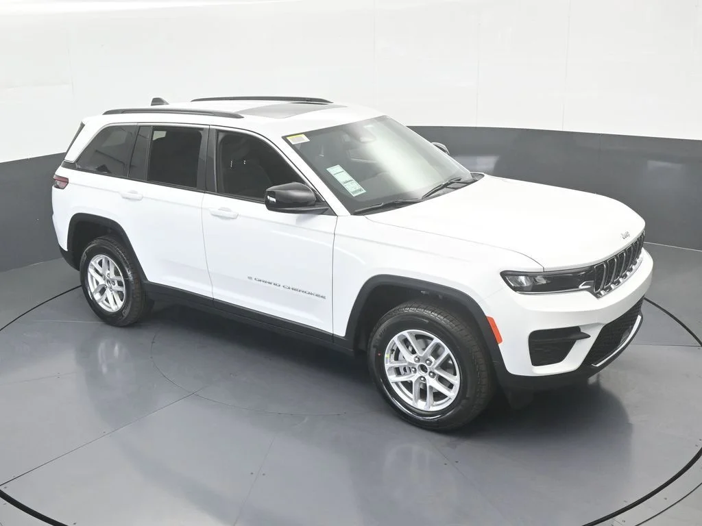 New 2026 Bright White Clear-Coat Exterior Paint Jeep Laredo X image 50