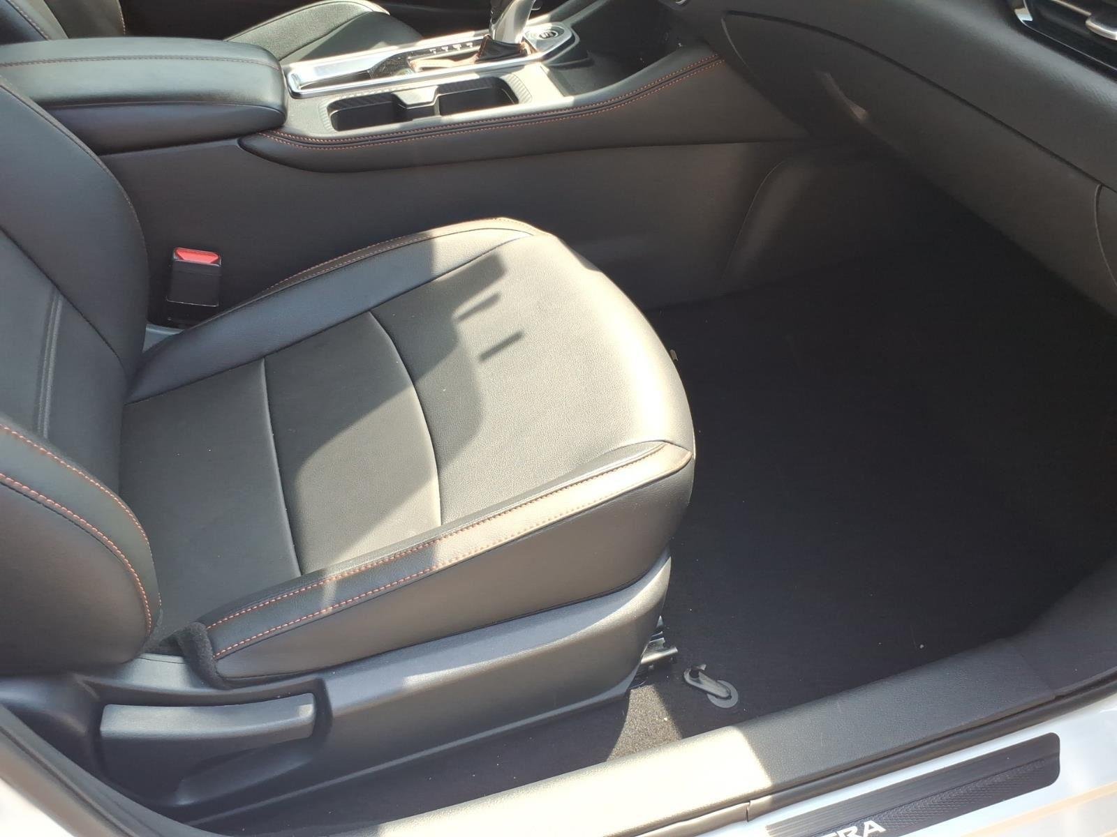 Used 2025 Aspen White Tricoat/Super Black Nissan SR image 24