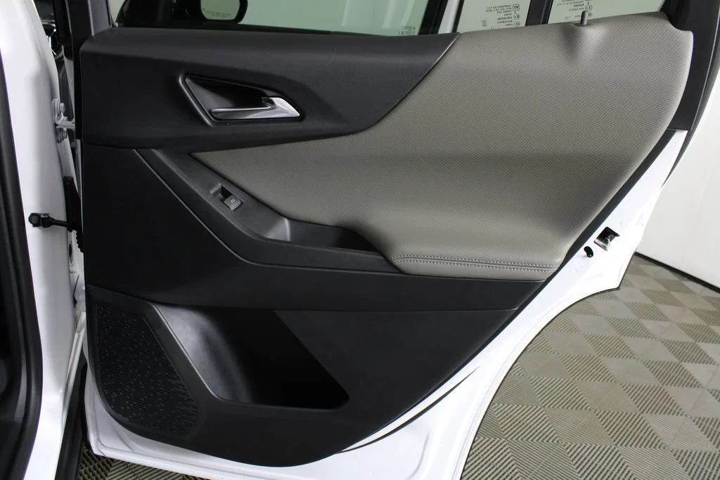 New 2027 Summit White Chevrolet LT image 10