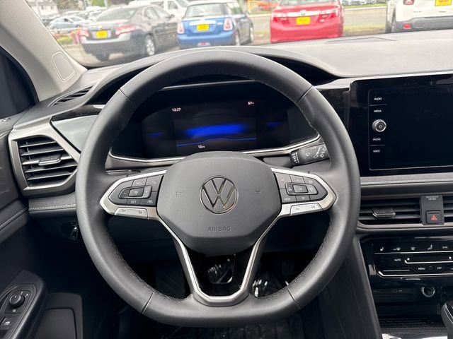 New 2026 Bright Moss Green/Blk Rf Volkswagen SE Black image 19