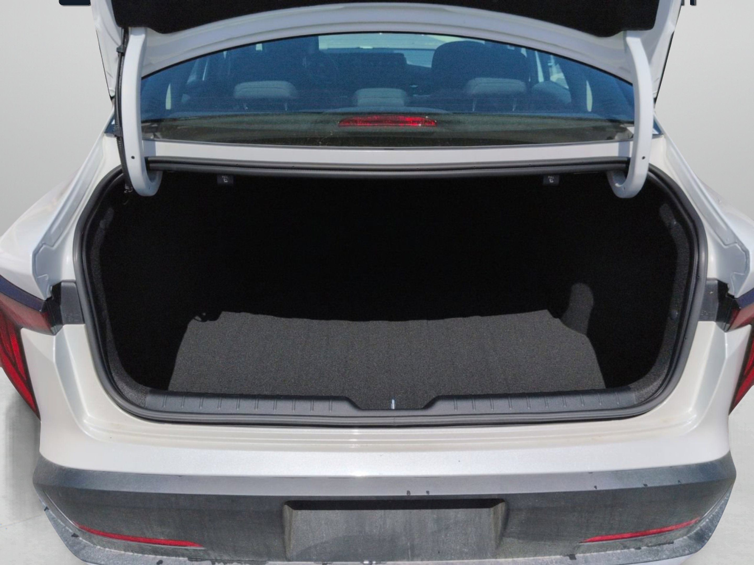 New 2026 Snow White Pearl Kia LXS image 14