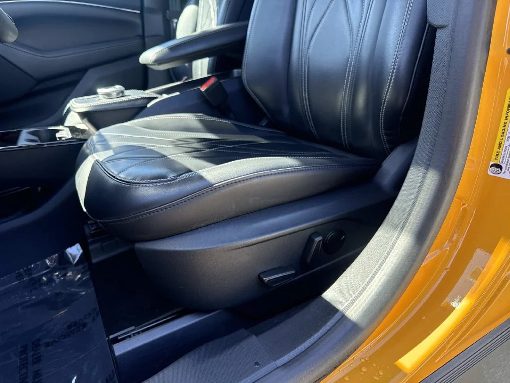 Used 2022 Orange Ford Select image 22