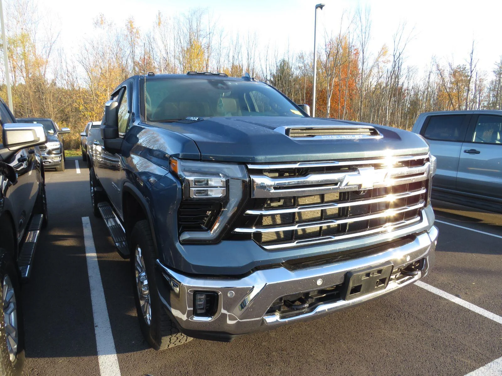 Used 2024  CHEVROLET TRUCK  image 2