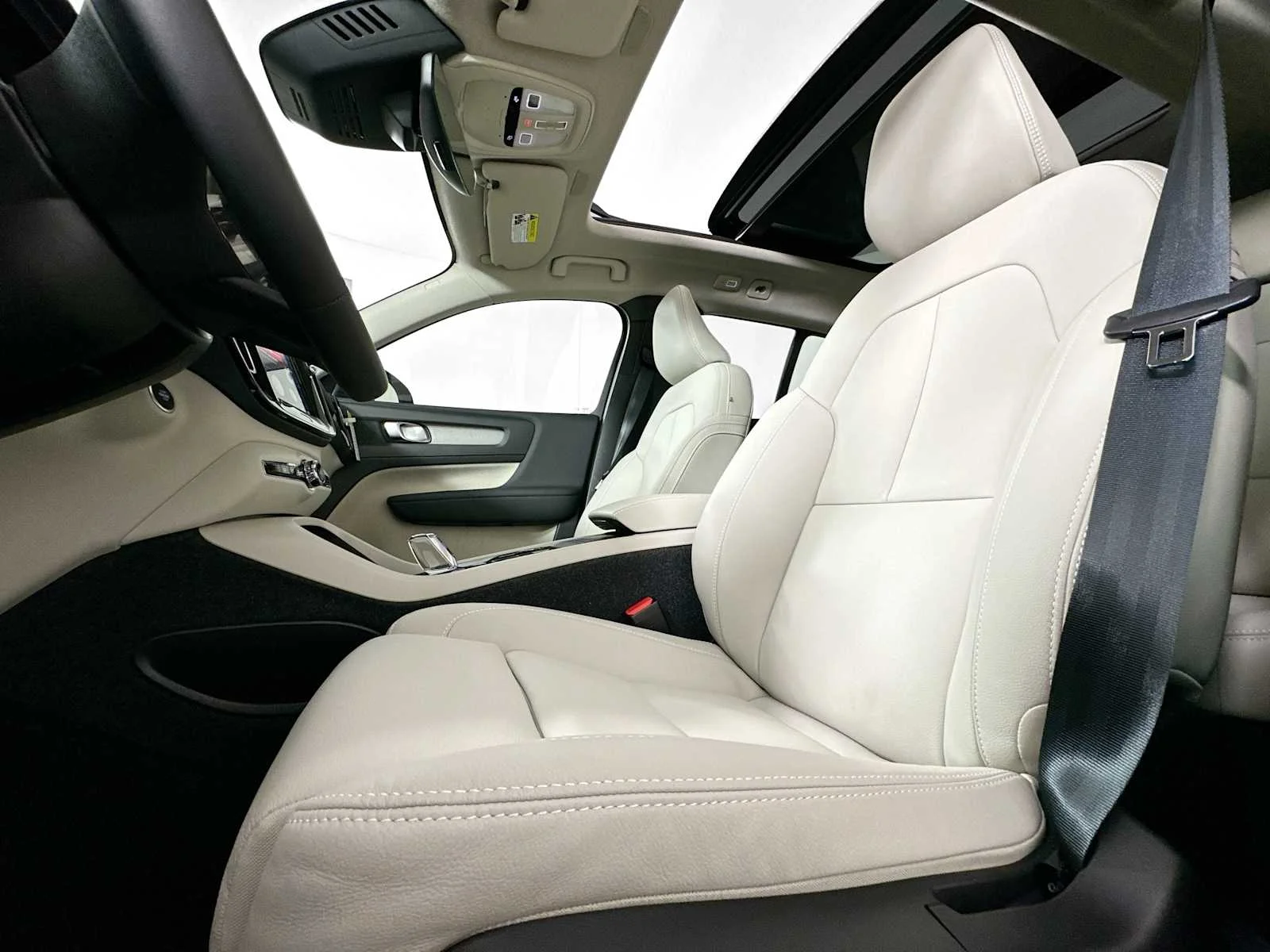 2025 Volvo XC40 Plus - Photo 18