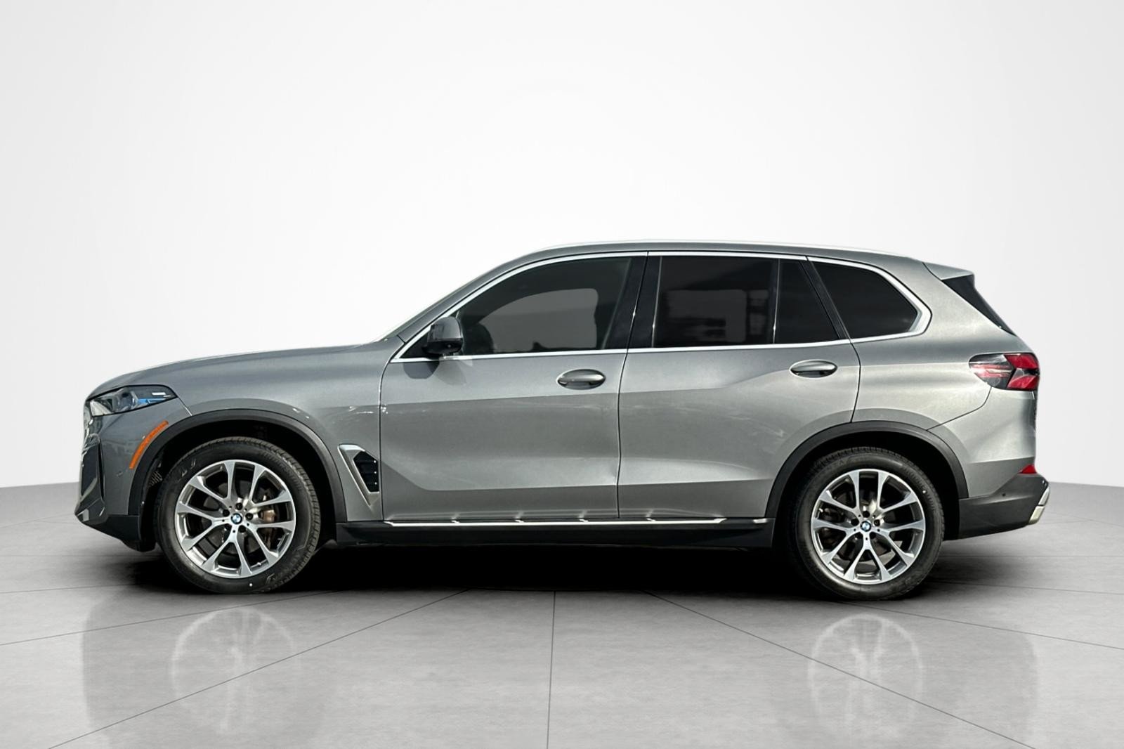 Used 2024 Skyscraper Grey Metallic BMW xDrive40i image 2