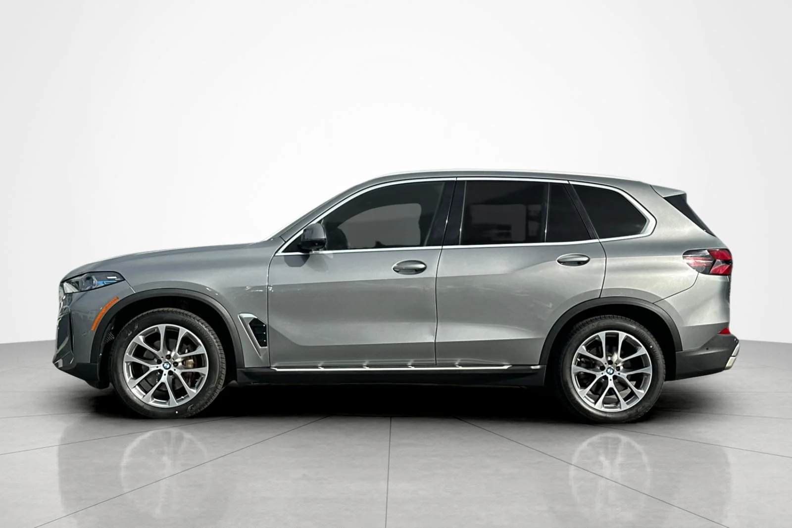 Used 2024 Skyscraper Grey Metallic BMW xDrive40i image 2