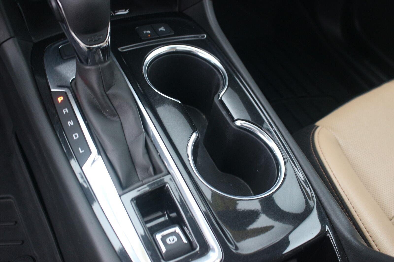 Used 2023 Iridescent Pearl Tricoat Chevrolet Premier image 23