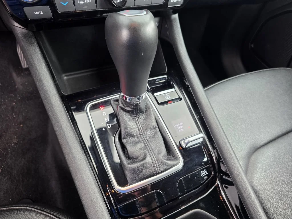 Used 2025 White Jeep Limited 4x4 image 18