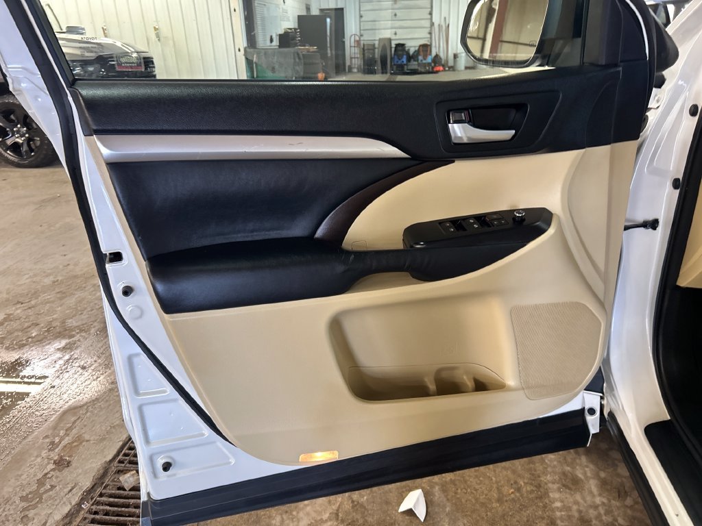 Used 2015 White Toyota XLE V6 image 15