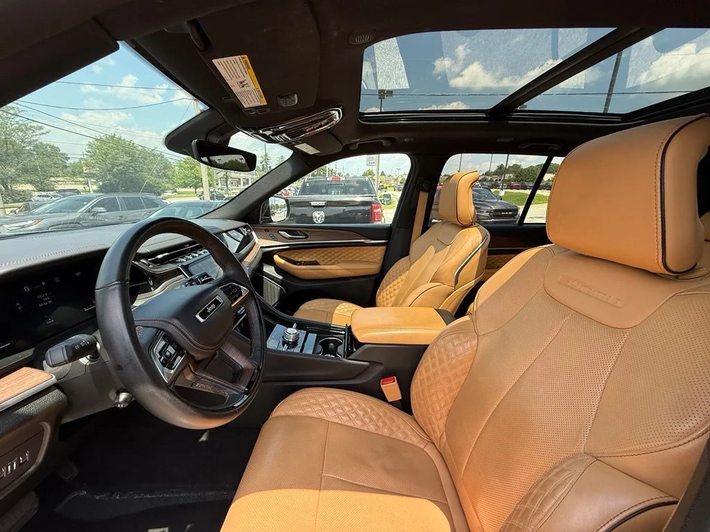 Used 2024 Gray Jeep Summit image 11