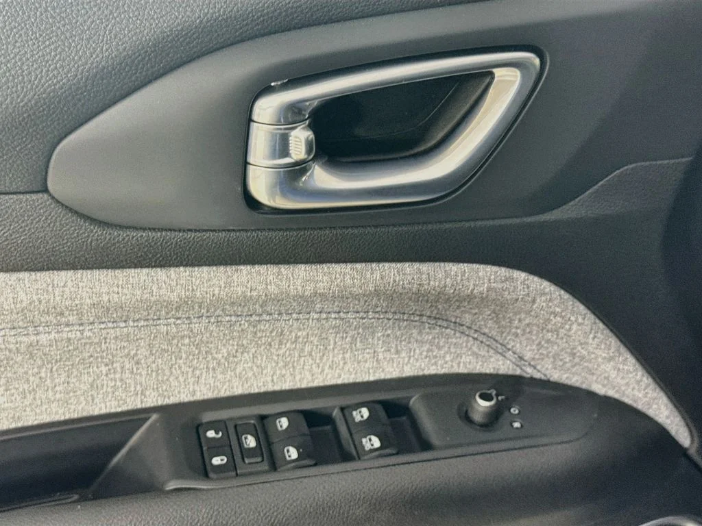 Used 2025 Blue Jeep Latitude image 21