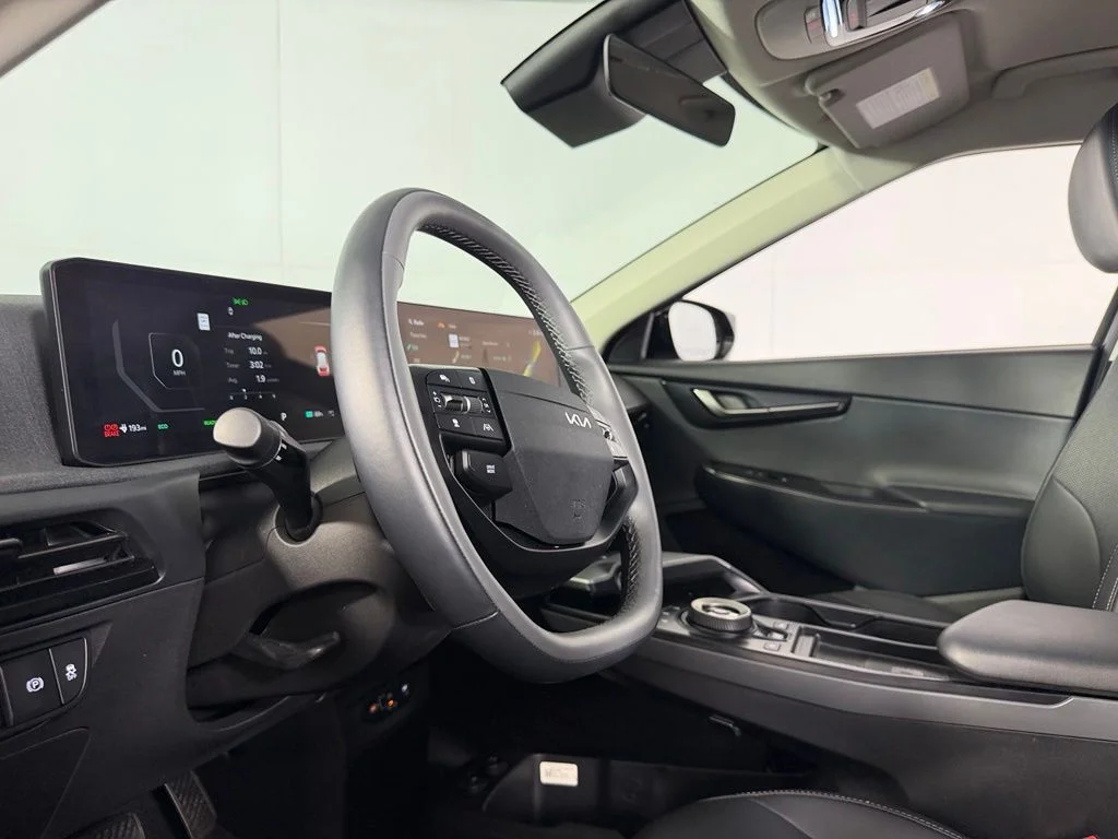 Certified Used 2025  Kia Light image 21