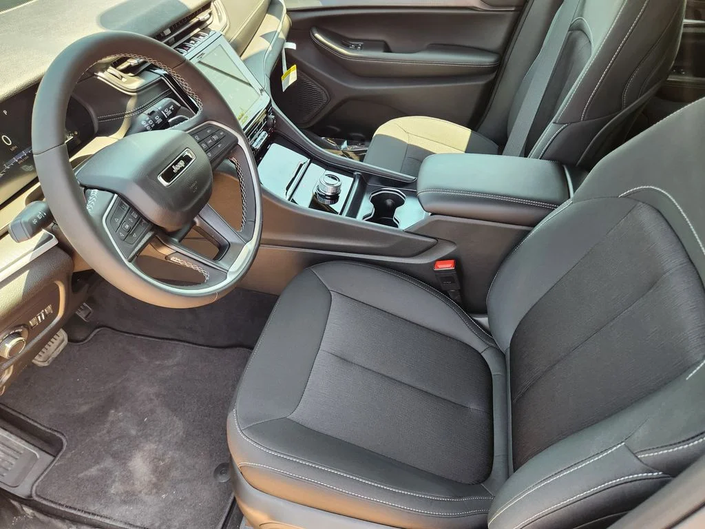New 2026 Diamond Black Crystal Pearl-Coat Exterior Paint Jeep Laredo image 9