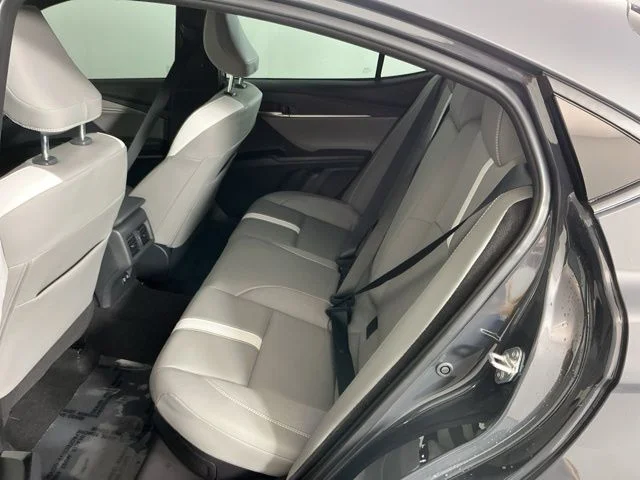 Used 2025  Toyota SE image 27