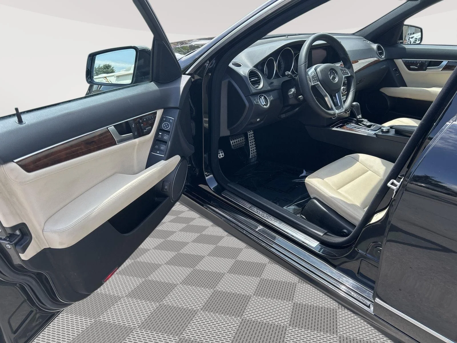 Used 2012  Mercedes-Benz C 300 Sport image 11