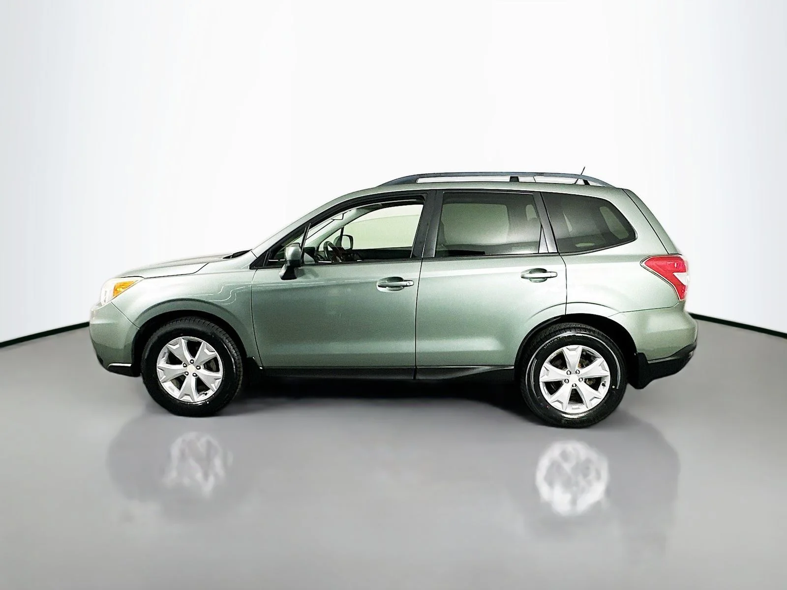 Used 2015 Green Subaru 2.5i Premium image 4