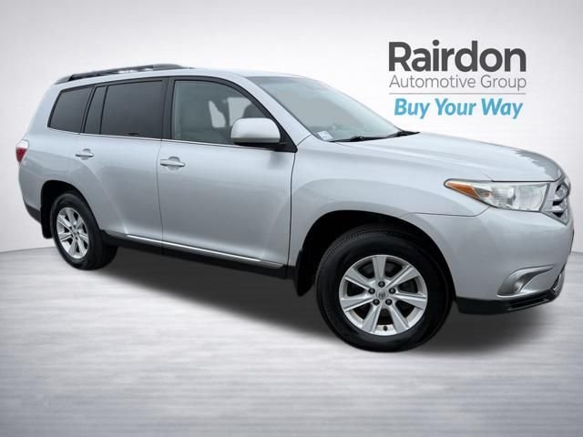 Used 2013 Silver Toyota SE image 1