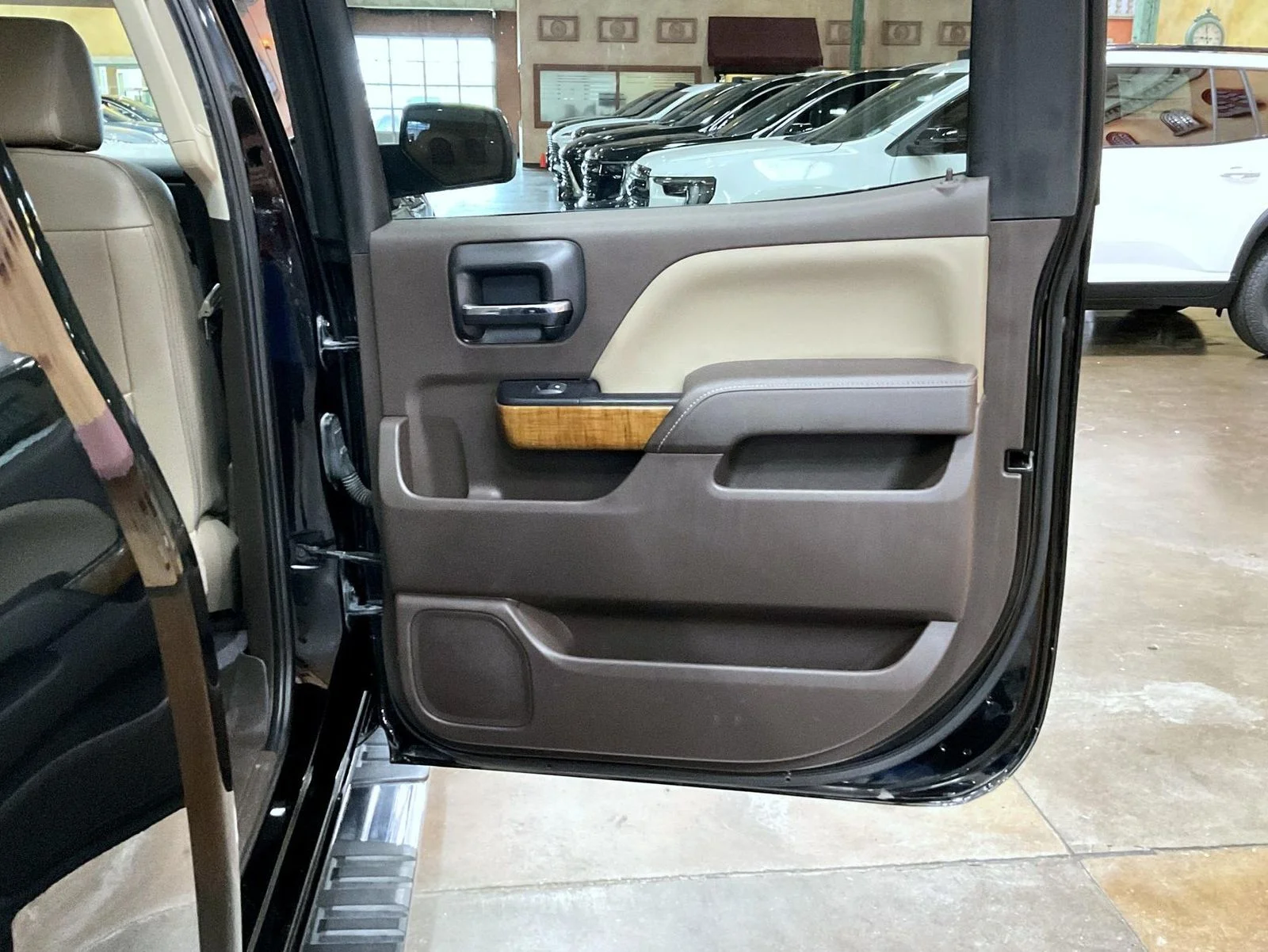 Used 2018 Black GMC SLT image 17