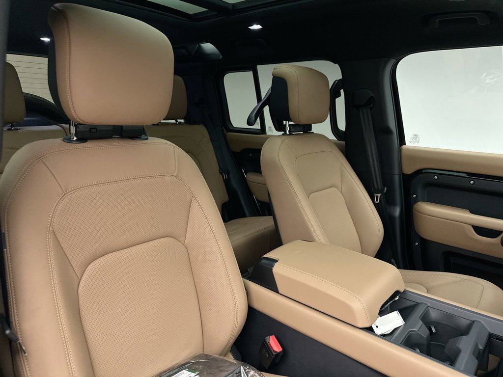 New 2026 Santorini Black Land Rover X-Dynamic SE image 6