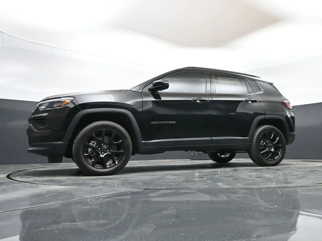 New 2026 Diamond Black Crystal Pearl-Coat Exterior Paint Jeep Latitude image 46