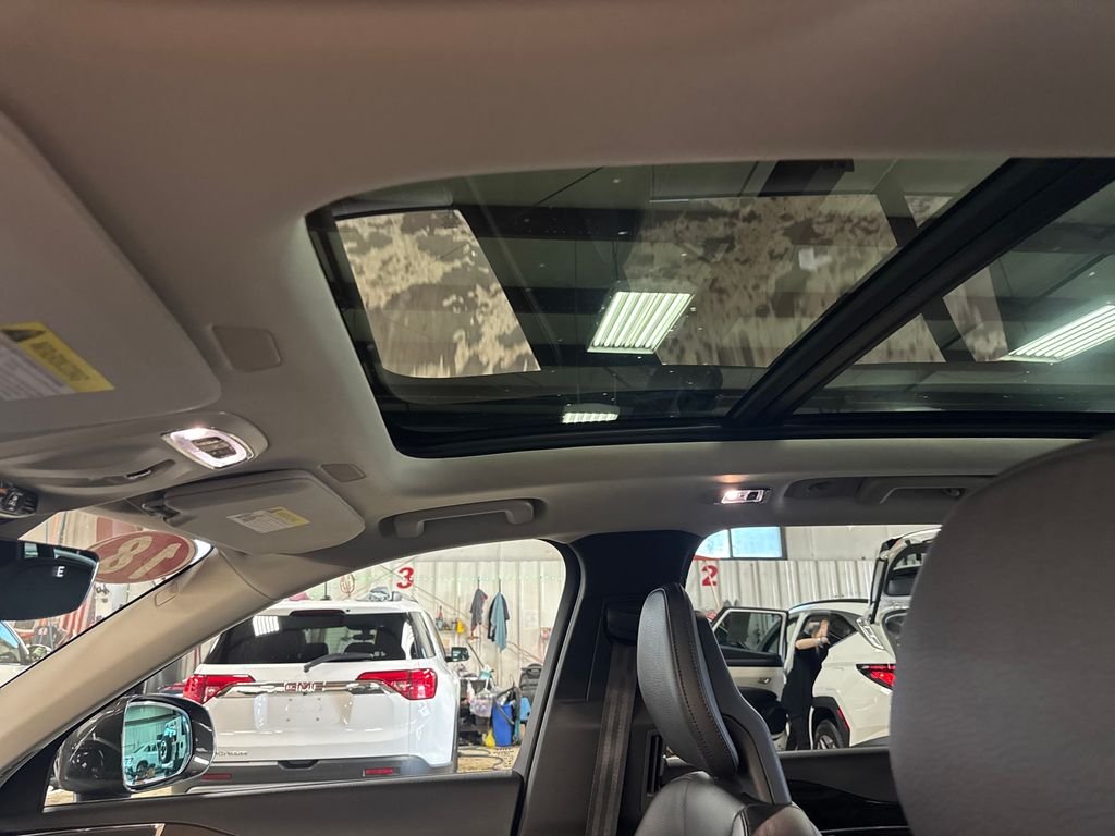 Used 2018 Green Volvo T5 Momentum image 12