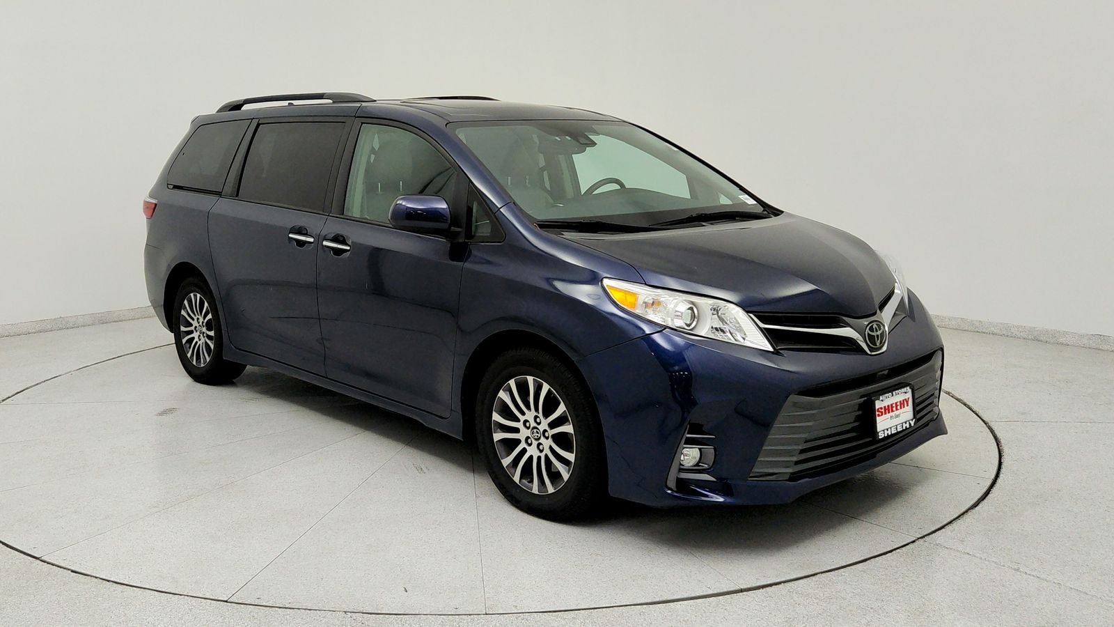 Used 2019 Beige Toyota XLE Premium image 1