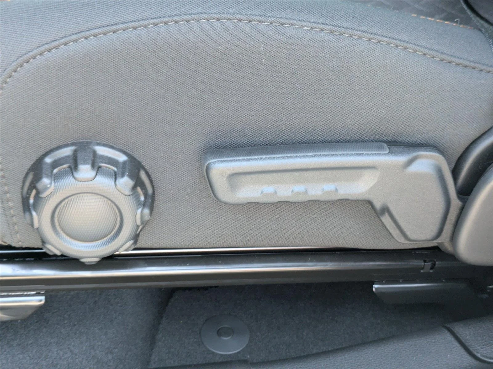 New 2026 Bright White Clearcoat Jeep Mojave image 20