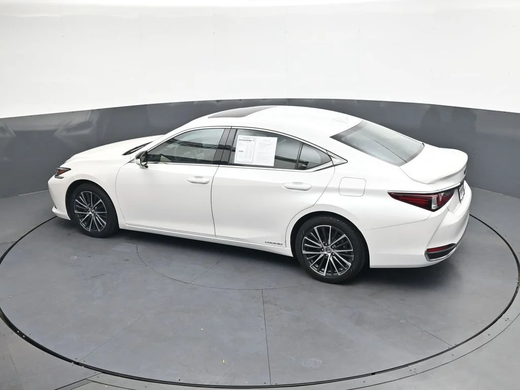 Used 2022 White Lexus 300h image 32