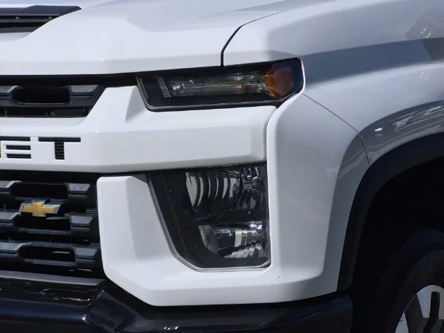 Used 2023 White Chevrolet Custom image 17