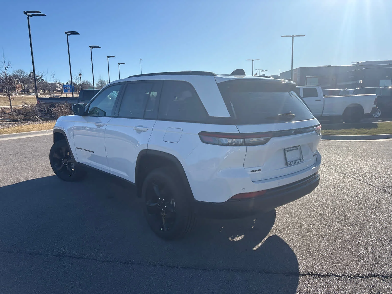 New 2025 Bright White Clear-Coat Exterior Paint Jeep Limited image 7