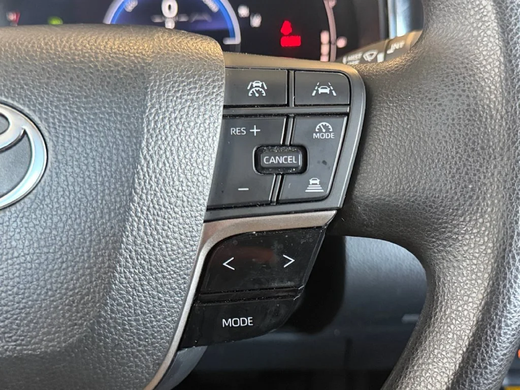 Used 2025 White Toyota LE image 31