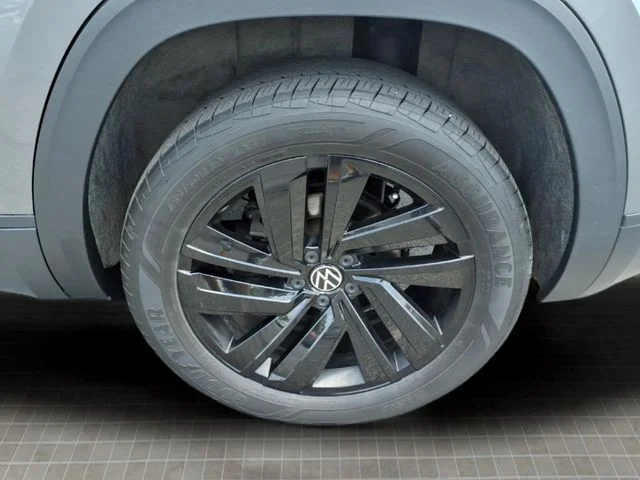 Used 2023 Gray Volkswagen 2.0T SE w/Technology image 9