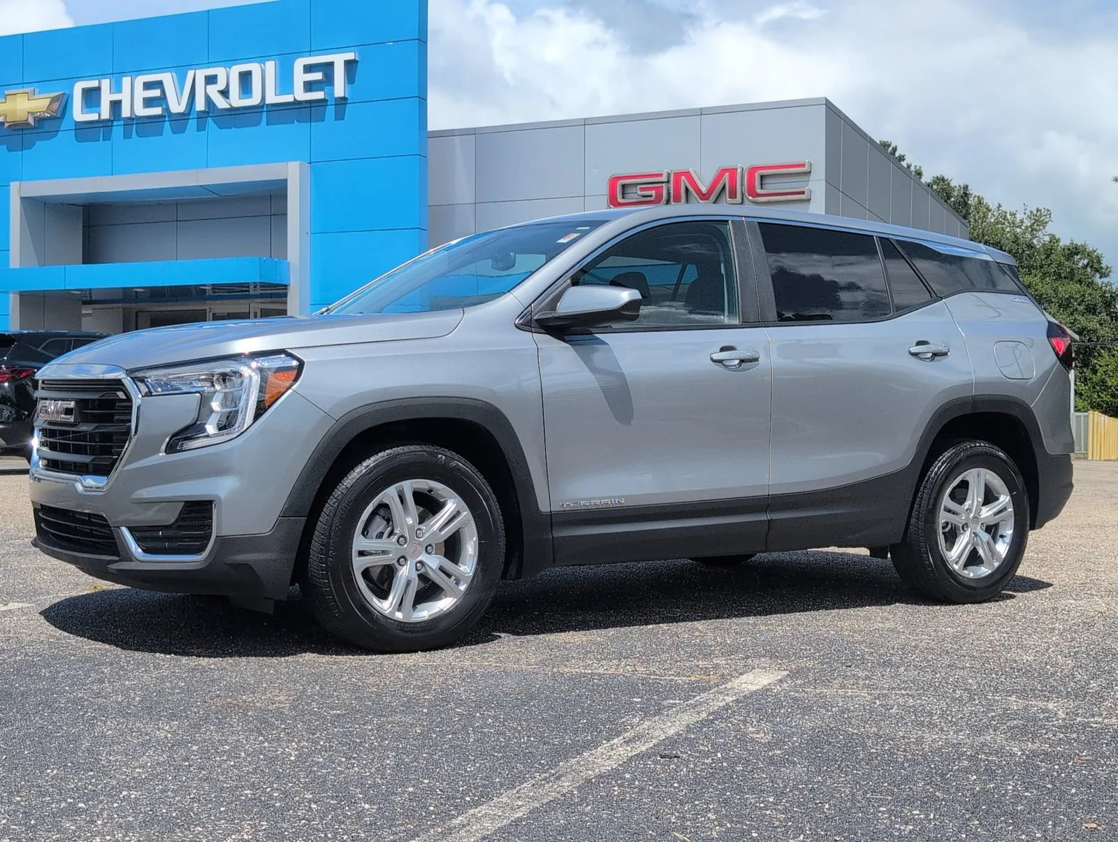 Used 2024 Sterling Metallic GMC SLE image 1