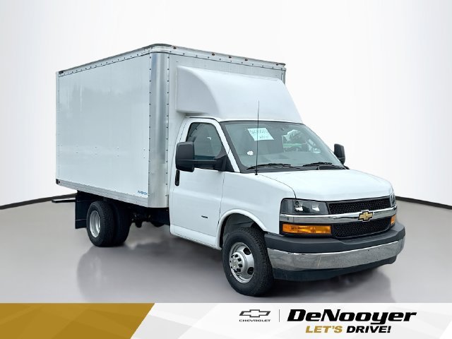 2024 Chevrolet Express Cutaway Base