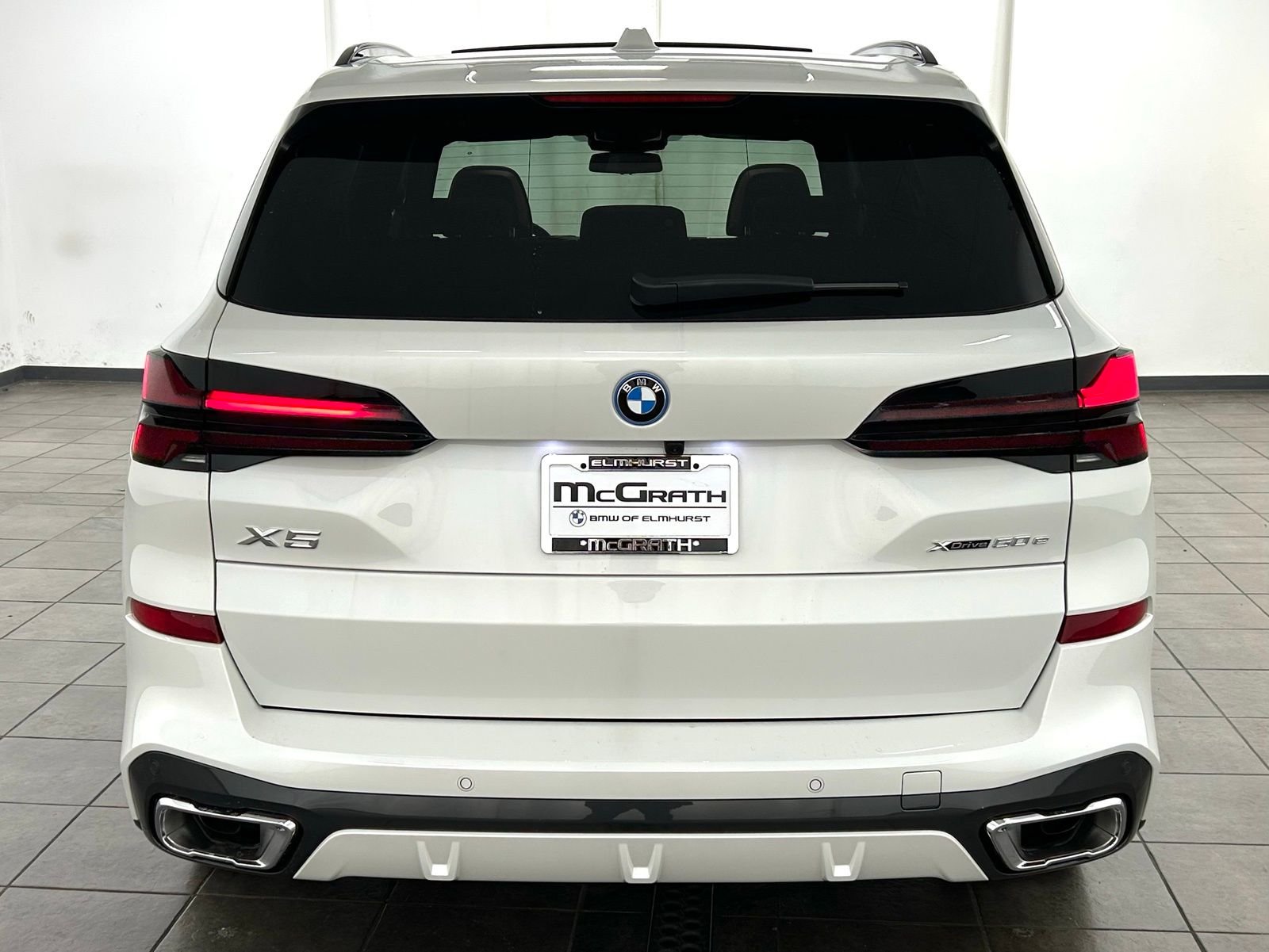 New 2026 Mineral White Metallic BMW xDrive50e image 4
