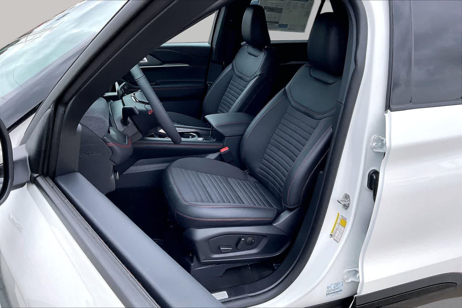 New 2026 Star White Metallic Tri-Coat Ford ST-Line image 9