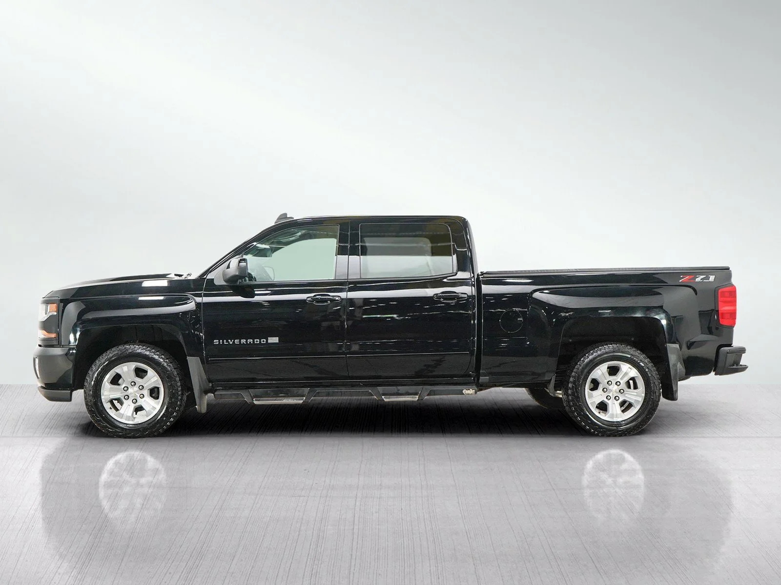 Used 2018 Chevrolet Silverado 1500 LT Z71 with VIN 3GCUKREC2JG485290 for sale in Roseville, Minnesota